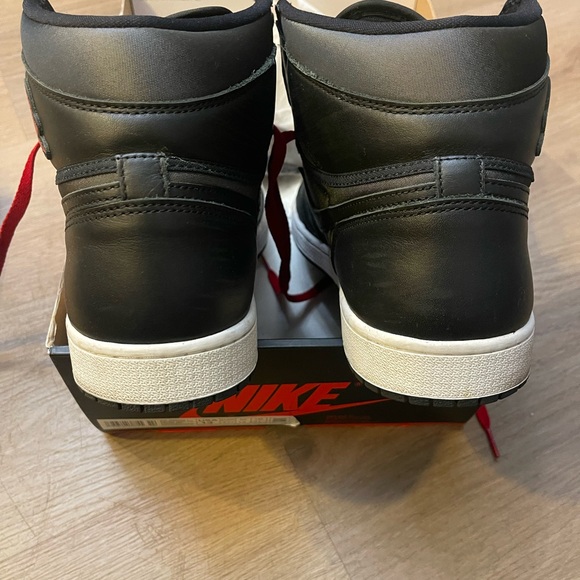 Used Men’s Air Jordan 1 Retro High OG (Gently Used) size 13 Black Satin Gym Red - Picture 9 of 11